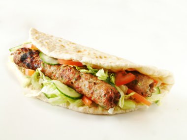 Hint şiş köfte kebap naan ekmek içinde sarılmış