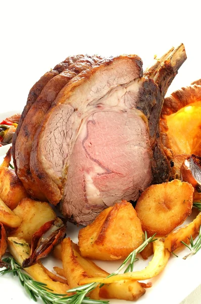 Roast rib of beef with roast vegetables — Stock Photo, Image