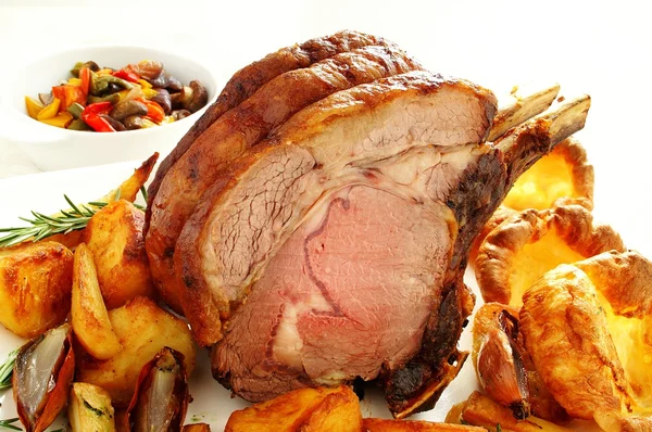 Roast rib of beef with roast vegetables — Stock Photo, Image
