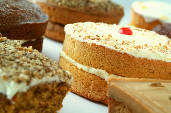 Selección de pasteles sobre fondo blanco —  Fotos de Stock