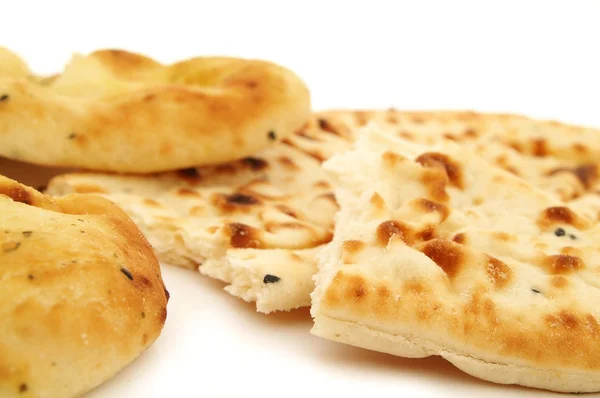 Traditionele Indiase naan plat brood op wit — Stockfoto