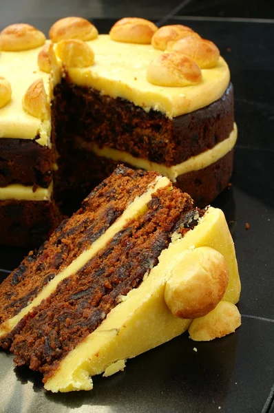 Traditional simnel cake on black backgrond — Stock Photo, Image