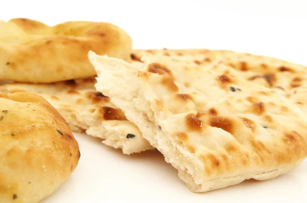 Pan plano Naan indio sobre fondo blanco — Foto de Stock