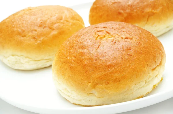 Rouleau de pain Brioche sur fond blanc — Photo