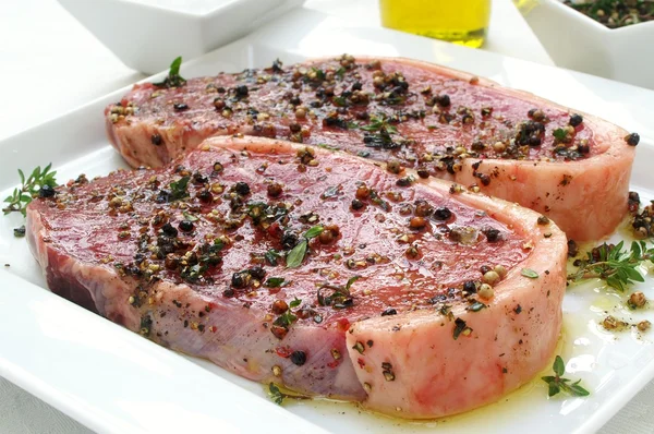 Filetes de solomillo en plato blanco — Foto de Stock