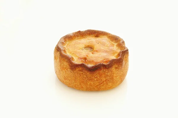 Традиционные английские пироги со свининой на белом фоне — стоковое фото
