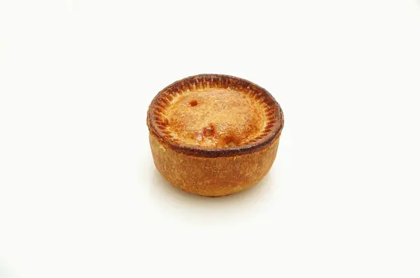 흰색 바탕에 전통적인 영국 돼지 파이 — 스톡 사진