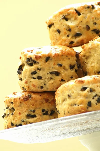 Scones de azeitona salgados na banca de bolo — Fotografia de Stock