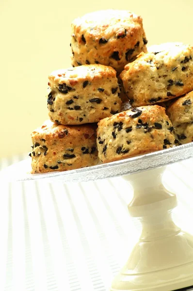 Scones de azeitona salgados na banca de bolo — Fotografia de Stock