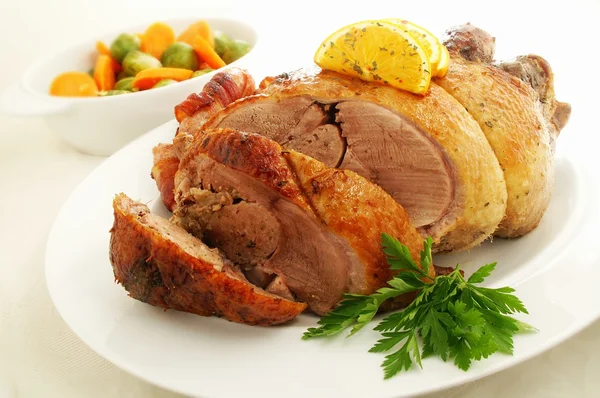 Pato asado con verduras de temporada — Foto de Stock