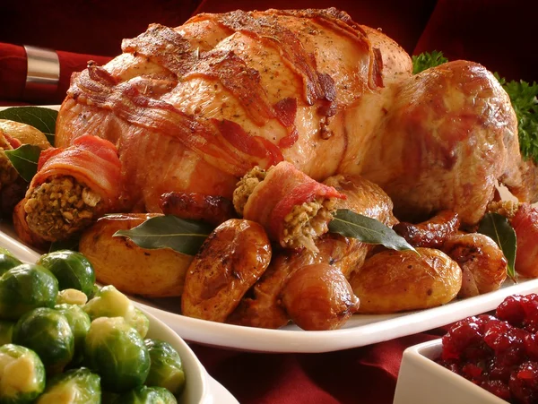 Tradizionale cena di tacchino arrosto natalizio con verdure — Foto Stock