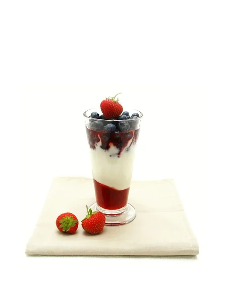 Joghurt-Parfait mit Beeren auf weißem Hintergrund — Stockfoto