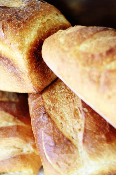 Haufen handwerklicher Brote — Stockfoto