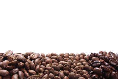 Kızarmış kahve çekirdekleri beyaz arka planda izole edilmiş.