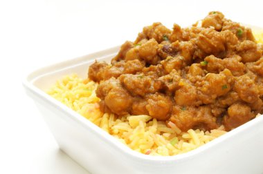 geleneksel Hint chana massala perakende tepsi üzerinde pirinç pilavı