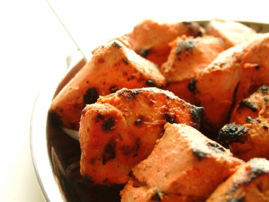 Beyaz bir arka plana dayanır tavuk tikka kebap