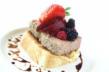 pate tost ile meyve ve balsamik