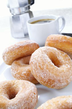 kahve fincanı ile şekerli çörek