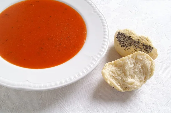Tomat och basilika soppa med knaprig rulle — Stockfoto