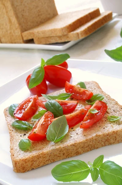 Co kanapka z pomidorem i mozzarellą — Zdjęcie stockowe