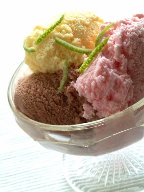 cam kase içinde Neopolitan dondurma tat