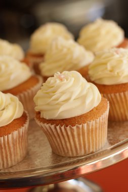 buttercream cupcakes pasta stand