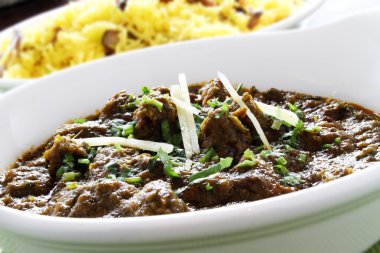 bir tabak içinde sığır eti güveç