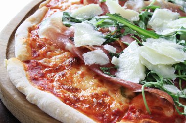 Roket jambon ve parmesan pizza