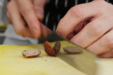 adam et parçalarını keser