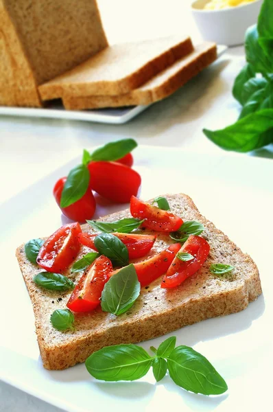 Pomidorów i bazylii przygotowywany do kanapek — Zdjęcie stockowe
