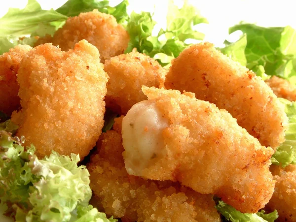 Caudas de scampi empanadas com folhas de salada — Fotografia de Stock