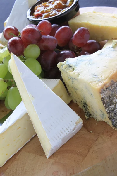 Selecção de queijos a bordo — Fotografia de Stock