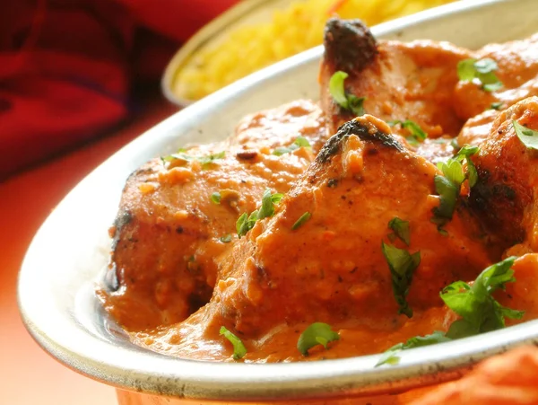 Tikka de poulet dans un plat avec riz pilau — Photo