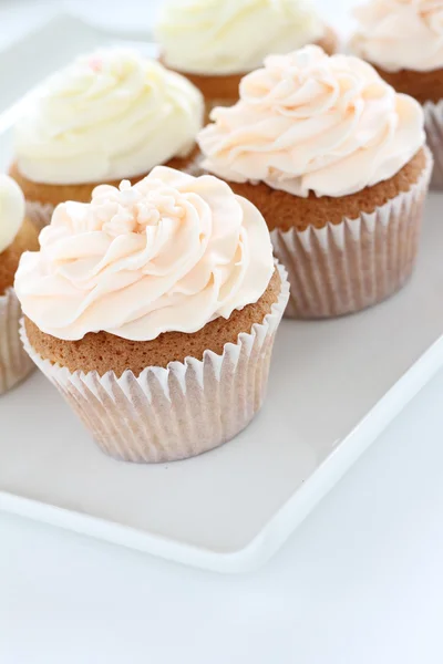 Vanillekuchen mit Zuckerguss und Streusel — Stockfoto