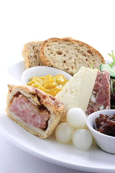 Traditional ploughmans lunch — Stock Photo, Image