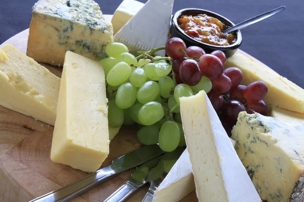 Selecção de queijos a bordo — Fotografia de Stock