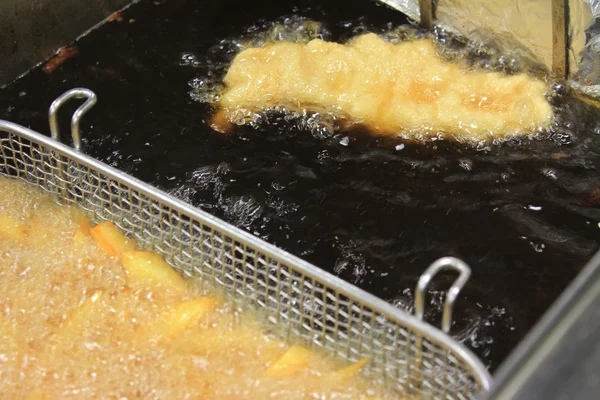 Patatas fritas en el aceite — Foto de Stock
