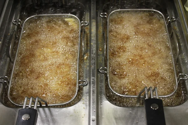 Potatoes frying in the oil — Stock Photo, Image