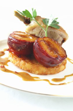Schweinefleisch-Schaft mit Kartoffel-Rösti und Pfirsich