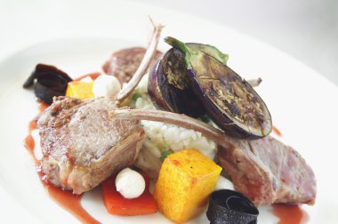 pirinç ve bir tabak kabak ile Dana