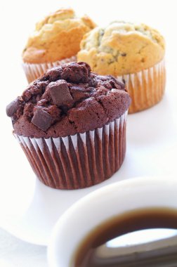 çikolata, blueberry & limonlu muffin beyaz taze kahve ile