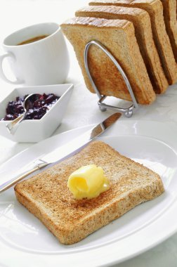 dilimlenmiş kahverengi konserve ile tost ekmeği