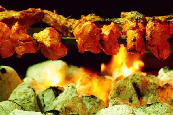 Frango Tikka em cuspo cozido sobre churrasco de carvão vegetal — Fotografia de Stock