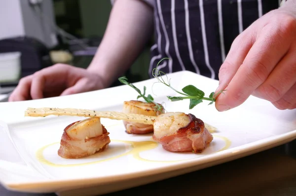 Chef dressing plated scallops — Stock Photo, Image