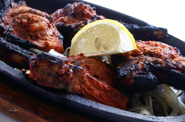 Braten in einer Pfanne mit Zitrone — Stockfoto