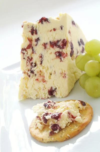 Formaggio Wensleydale con uva e biscotto salato — Foto Stock