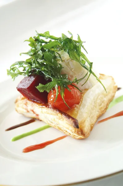 Tartaleta de hojaldre con remolacha de tomate y queso de cabra — Foto de Stock
