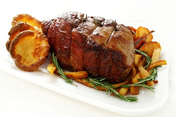 Roast beef joint with seasonal vegetables — Stock Photo, Image