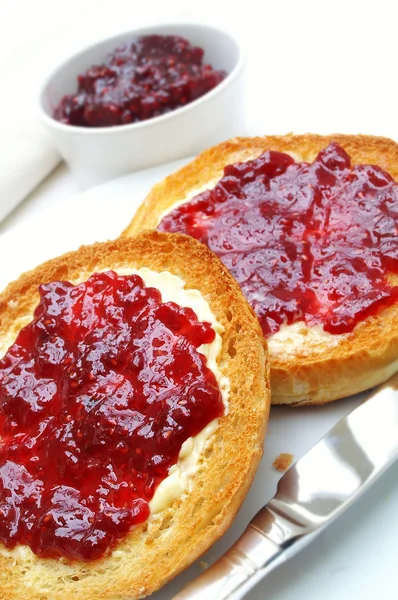 Panecillos de pan con mermelada — Foto de Stock