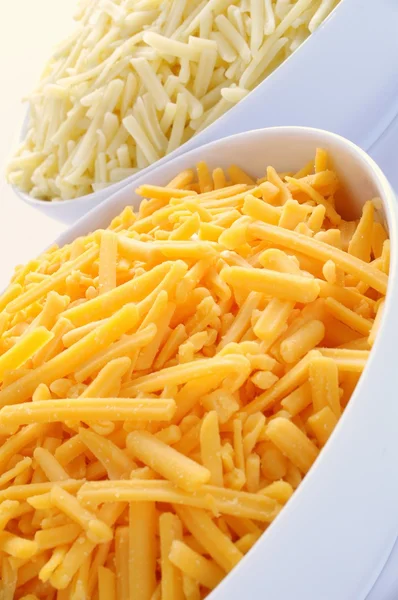 Strouhaný čedar a červený sýr leicester v bílé misky — Stock fotografie